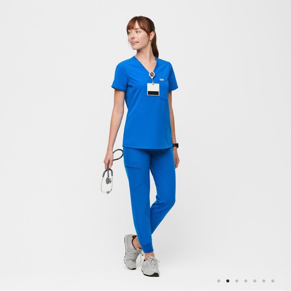 [FIGS] Zamora Jogger Scrub Pants & Catarina One-Pocket Scrub Top.